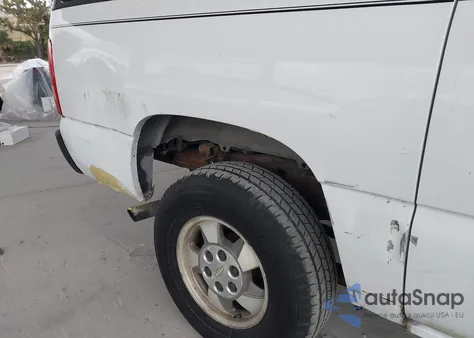 2000 Chevrolet Suburban 1500 Ls z USA, uszkodzony, nr VIN 3GNEC16T1YG190426